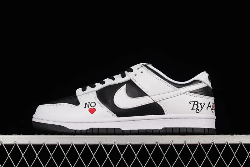 All Categories Nk SB Dunk Series Nk SB Dunk Low Low-top sneakers Supreme x Nk SB Dunk Low joint black and white SB low-top sports and leisure sneakers DO7412-984